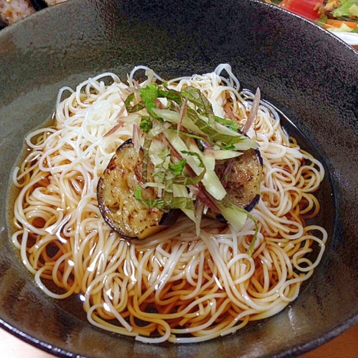 胡麻が香る焼きナス素麺＼(-o-)／